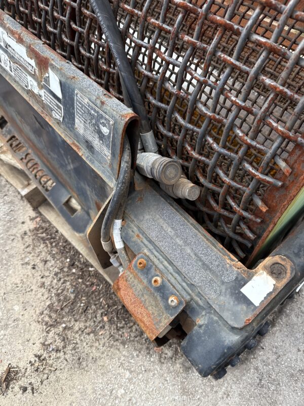 S-30 flip screen suites skidsteer - Image 3