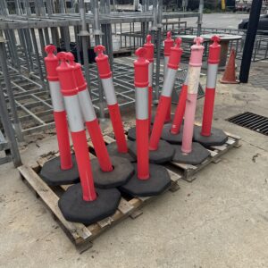 Plastic bollards 11 Pcs - Job Lot