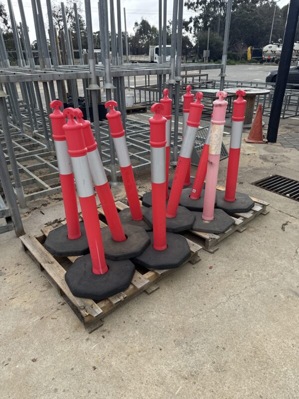 Plastic bollards 11 Pcs - Job Lot