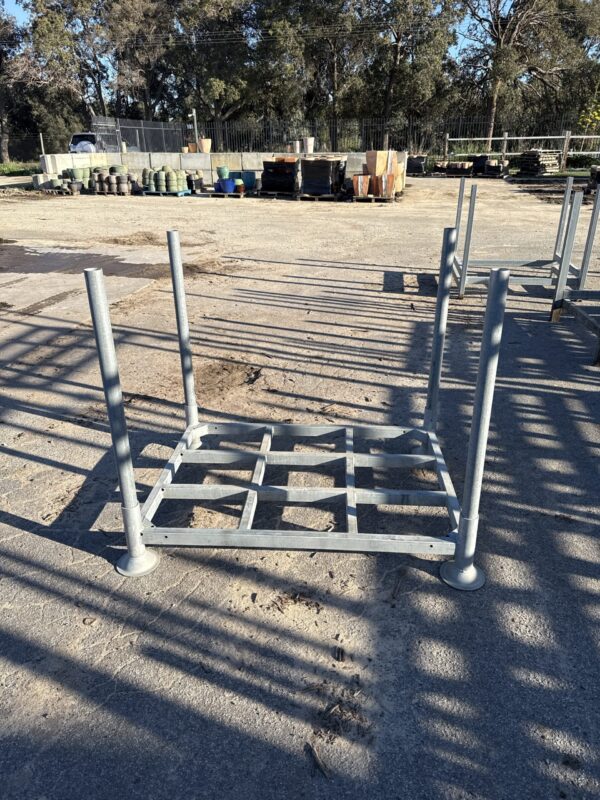 Stackable post pallet (Stiilage)
