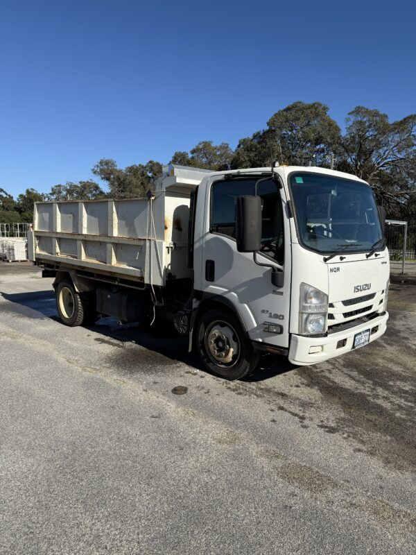*Isuzu Tipper truck NQR-190 AMT
