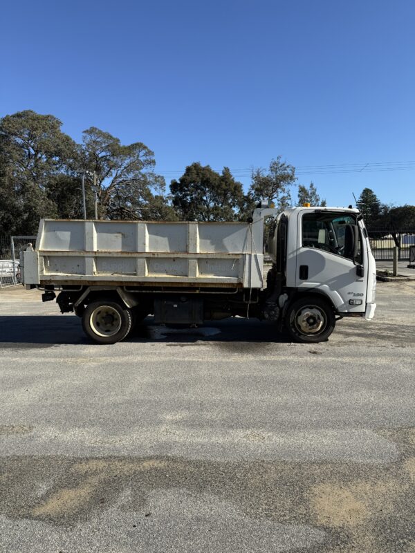*Isuzu Tipper truck NQR-190 AMT - Image 5