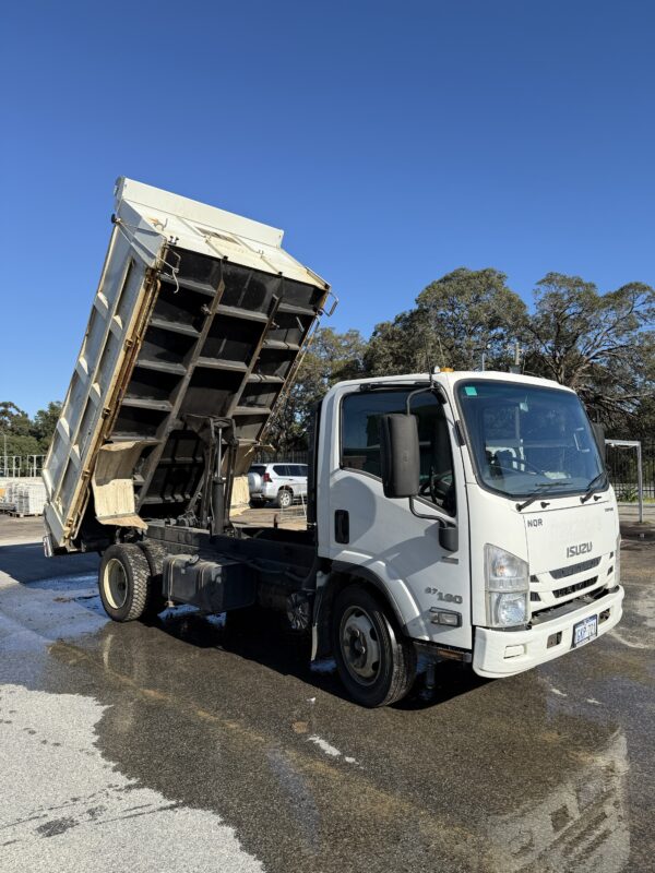 *Isuzu Tipper truck NQR-190 AMT - Image 3