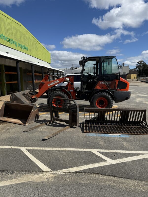 *Kubota wheel loader Ro65 - with attachments