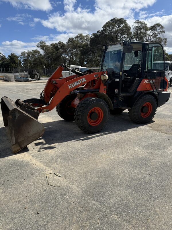*Kubota wheel loader Ro65 - with attachments - Image 7