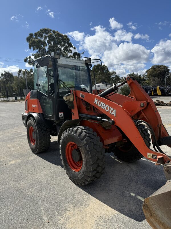 *Kubota wheel loader Ro65 - with attachments - Image 2