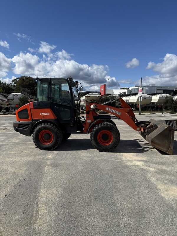 *Kubota wheel loader Ro65 - with attachments - Image 4