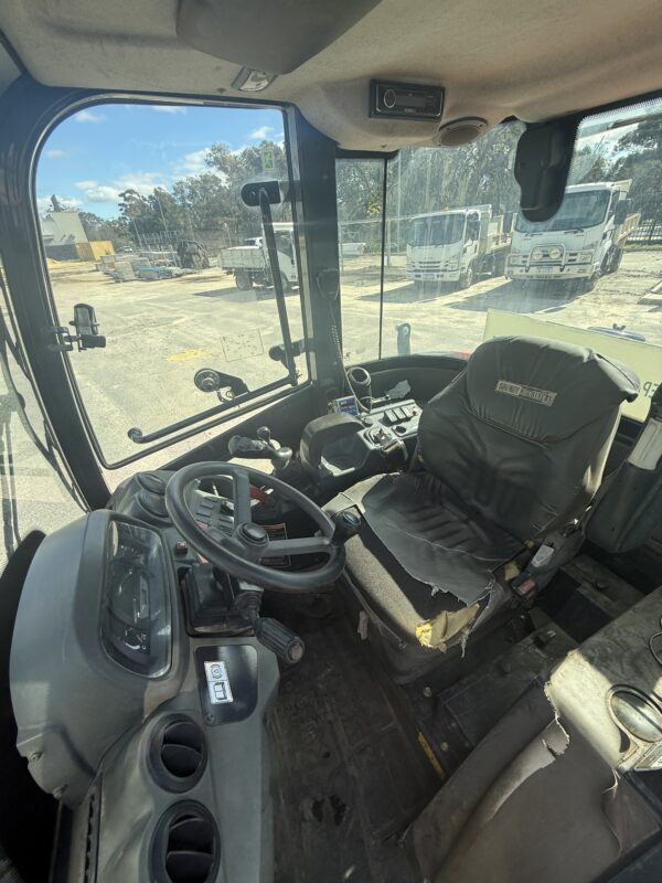*Kubota wheel loader Ro65 - with attachments - Image 10